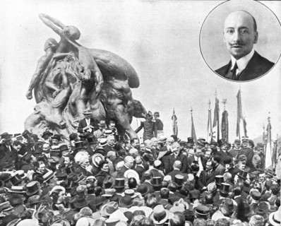 'La ceremonie du quarto; Au pied du monument, Gabriele d'Annunzio prononce le discours',1915. Creator: Unknown.
