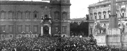 'les premieres operations Italiennes; le 24 mai, la foule massee devant le Quirinal', 1915 Creator: Unknown.
