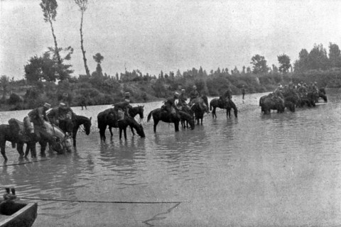 'les premieres operations Italiennes; cavalerie italienne abreuve ses chevaux dans l'Isonzo', 1915. Creator: Unknown.