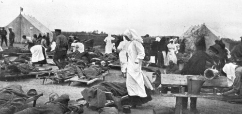 'Les Revers Russes; les secours aux soldats russes empoisonnes par les gaz asphyxiants', 1915. Creator: Robert Scotland Liddell.