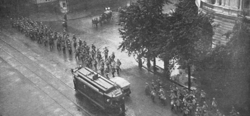 'Les Revers Russes; un regiment russe defile dans rues a peu pres desertes de Varsovie', 1915. Creator: Unknown.