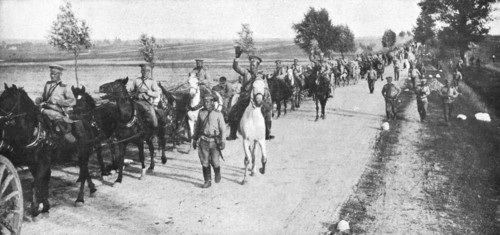 'Les Revers Russes; l'artillerie russe se retire en bon ordre sur Brest-Litowsk', 1915. Creator: Unknown.