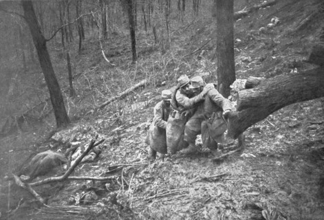 'Aux Eparges; Ceux qui sont en etat de marcher rejoignent l'ambulance par leurs moyens...1915 (1924) Creator: Unknown.