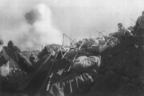 'Aux Eparges; Reste maitre d'un boyau, a 30 metres, l'ennemi lance des grenades...', 1915 (1924). Creator: Unknown.