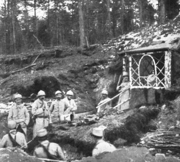 'Derriere L'ennemi refoule; Dans le bois du trou Bricot, une "cagna" d'officiers...1915 (1924). Creator: Unknown.