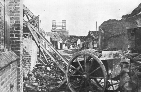 'Offensive en Artois; Une rue de Loos, le 25 septembre', 1915 (1924). Creator: Unknown.