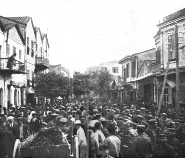 'Les premiers contingents Franco-Anglais a Salonique; L'animation dans la rue du...1915 (1924). Creator: Unknown.