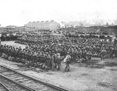 'Les premiers contingents Franco-Anglais a Salonique; Nos troupes, apres le rassemblement...1915 (19 Creator: Unknown.