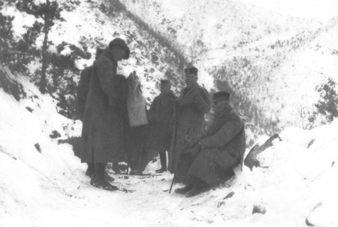 'La tragique retraite Serbe; Le vieux roi traversant a pied les montagnes d'Albanie..., 1915 (1924). Creator: Unknown.