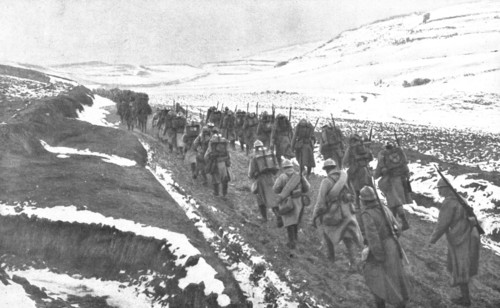 'Le repli de l'expedition Franco-Britannique; Un detachement francais d'arriere..., 1915 (1924). Creator: Unknown.