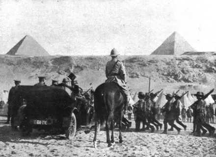 'La defense de l'Egypt; Les troupes australiennes, campees un pied des Pyramides..., 1915 (1924). Creator: Unknown.