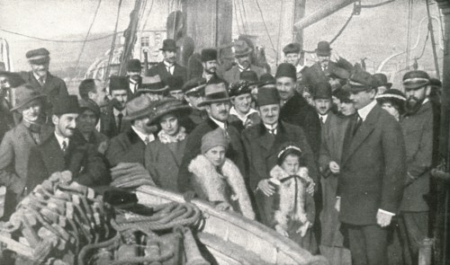 'A Salonique; L'arrivee a Toulon des consuls arretes, de leurs familles et du...', 1916 (1924) Creator: Unknown.