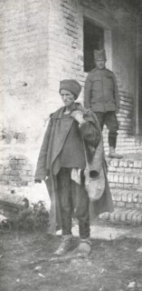 'Les Exiles; Un soldat serbe devenu un vivant squelette: des milliers de ses camarade..., 1916 (1924 Creator: Unknown.