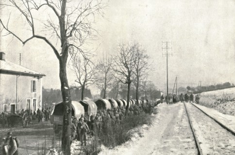 'Autour de Verdun pendant la bataille; Sur la route, des camions automobiles amenant..., 1916 (1924) Creator: Unknown.