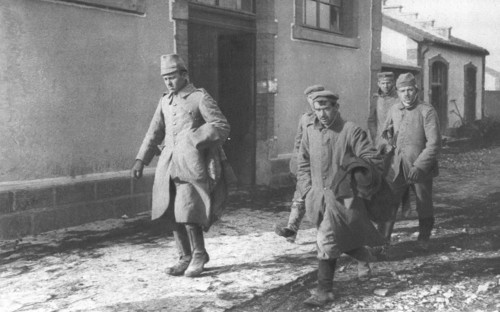 ''Deux Groupes de Combattants de Douaumont; Prisonniers allemands faits a Douaumont', 1916. Creator: Unknown.