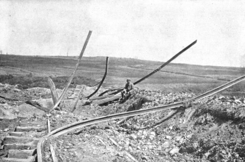 'Echec a l'ennemi; Entre Fleury et Thiaumont: la voie ferree d'interet local qui..., 1916 (1924) Creator: Unknown.