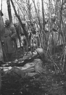 'Paysages d'ete a Verdun; Deux blesses dans un bois ou la vegetation n'a plus de..., 1916 (1924) Creator: Unknown.