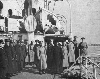 'Pour venir combattre sur le front de France; Le 26 fevrier a Dalny: officiers..., 1916 (1924) Creator: Unknown.