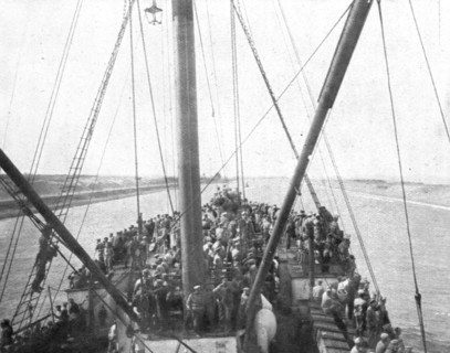 'Pour venir combattre sur le front de France; La traversee du canal de suez par le..., 1916 (1924) Creator: Unknown.