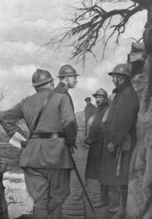 ''A l'armee Belge; Le roi Albert, Le roi des Belges aux tranchees de Steenstraete', 1916 (1924) Creator: Unknown.