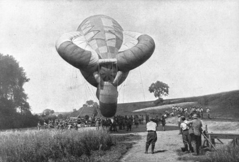 'La "Saucisse"; l'ascensiond'un ballon d'observation: Longue de 25 a 30 metres..., 1916 (1924) Creator: Unknown.