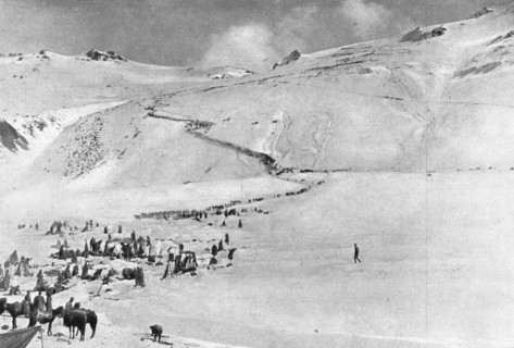'Une rude campagne d'hiver; Les chasseurs du Caucase descendent du plateau de..., 1916 (1924) Creator: Unknown.
