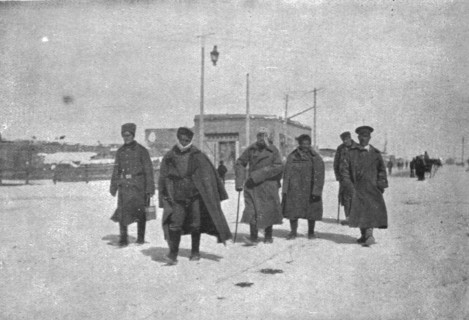 'Sur la route de Trebizonde; Un des petits groupes de prisonniers faits, apres..., 1916 (1924) Creator: Unknown.