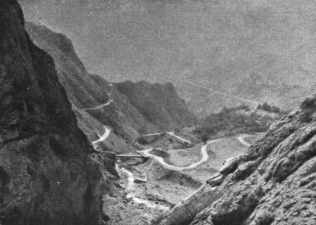 ''Apres Trebizonde; La grande chaussee d'Erzeroum a Trebizonde, dans le Kop-Dagh', 1916 (1924) Creator: Unknown.