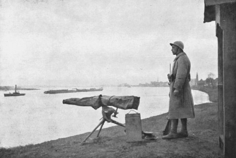 'La Paix Victorieuse; La Garde au Rhin: Janvier 1919, mitrailleur du 28e d'infanterie..., 1919. Creator: Unknown.