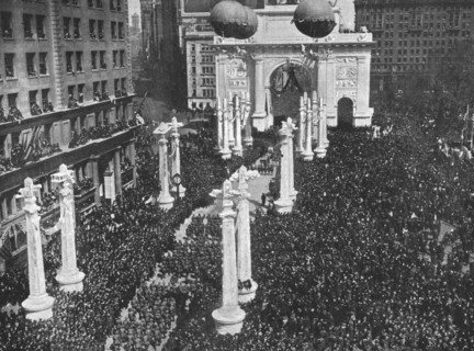 'Le Retour des Vainqueurs; Madison Square pendant le defile de la 27e division..., 1919. Creator: Unknown.