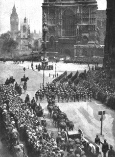 'Les Cendres de Miss Cavell; A londres: le cortege funebre arrivant a la cathedrale..., 1919. Creator: Unknown.