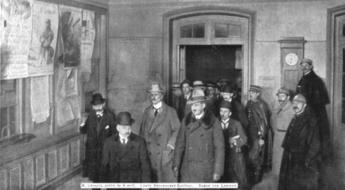 'L'arrivee de la delegation allemande; L'arrivee des plenipotentiaires allemands a..., 1919. Creator: Unknown.