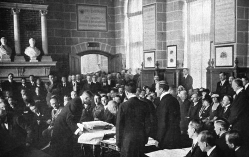 'Le retour a la paix; Au chateau de Saint-Germain, dans la salle de l'Age de Pierre, le 10..., 1919. Creator: Unknown.
