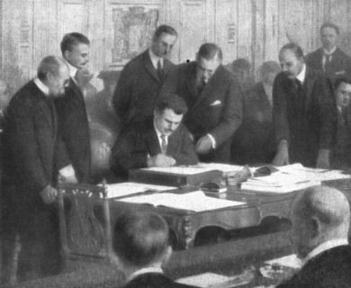 'Le retour a la paix; M Stamboulinsky, plenipotentiaire du royaume de Bulgarie, signant..., 1919. Creator: Henri Manuel.