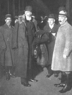 'Le retour a la paix; arrivee a la gare de l'Est de la delegation hongroise presidee..., 1919. Creator: Unknown.