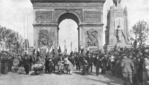 'Le jour de gloire; precedant le defile militaire, mille mutiles passent les premiers sous..., 1919. Creator: Unknown.
