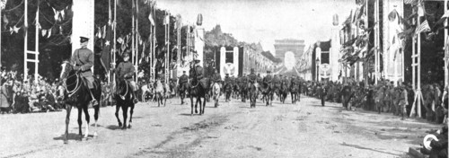 'Le jour de gloire; le general Pershing, commandant l'armee americaine, ouvre..., 1919. Creator: Unknown.