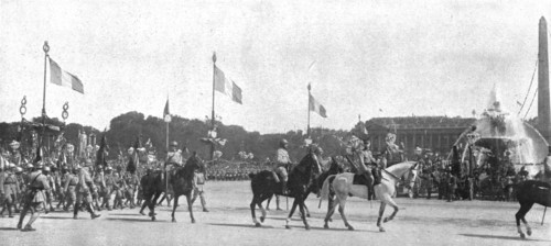 'Le jour de gloire; le defile triomphal place de la Concorde: le 5e corps d'armee (Orleans)..., 1919 Creator: Unknown.