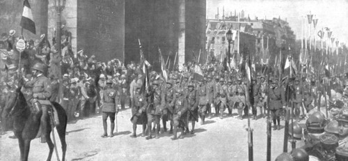 'Le jour de gloire; le drapeau de l'armee coloniale sous l'Arc de Triomphe', 1919. Creator: Unknown.