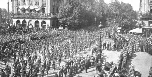 'Le jour de gloire; les deux cents drapeaux des regiments britanniques traversant la place..., 1919. Creator: Unknown.