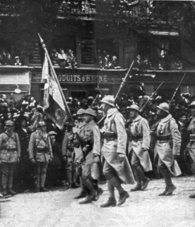 'Le jour de gloire; au coeur de Paris: le defile sur les grands boulevards jusqu'a la place..., 1919 Creator: Unknown.