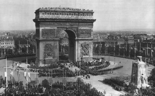 'Le jour de gloire; le defile triomphal; le vainqueur de la marne en 1914 et le commandant...,1919. Creator: Unknown.