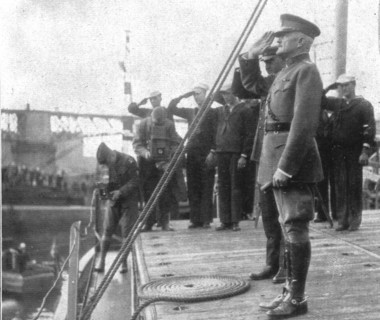 'Deux departs; le salut d'adieu du general Pershing a la France', 1919. Creator: Unknown.
