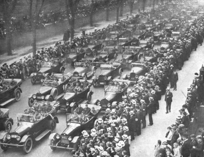'Les fetes de la victoire a New-York; les blesses de la 1st division Americaine participent...,1919. Creator: Unknown.