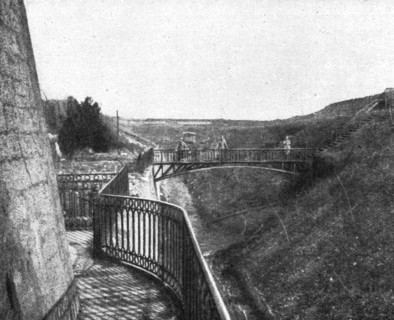 'Les combats de Douaumont; Le fosse et l'entrée principale du fort de Douaumont au debut..., 1916. Creator: Unknown.