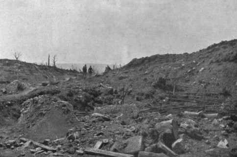 'Pendant l'affaire de Douaumont, le 22 mai.-- Deux coureurs venant des premieres lignes..., 1916. Creator: Unknown.