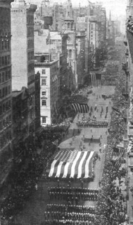'La Preparation Militaire; Dans la 5e avenue de New-York: le drapeau monstre du "Carpet Club"', 1916 Creator: Unknown.