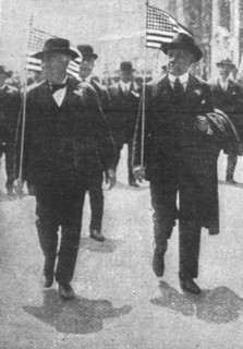 'La Preparation Militaire; Edison (a gauche) portant un fanion aux couleurs nationales: a..., 1916. Creator: Unknown.
