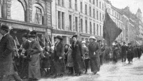 'France et Russie; 1er mai a Christiania: Dans les rues de la capitale norvegienne, nos..., 1916. Creator: Unknown.