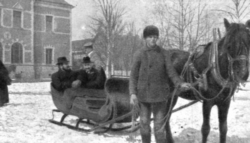 'France et Russie; A la gare frontiere de Haparanda: Un traineau va conduire les voyageurs..., 1916. Creator: Unknown.